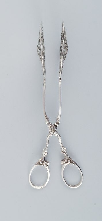 A collection of 6 pieces of various silver and new silver. Sandwich tong, spoons and more. - 7