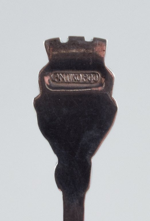 A collection of 6 pieces of various silver and new silver. Sandwich tong, spoons and more. - 8