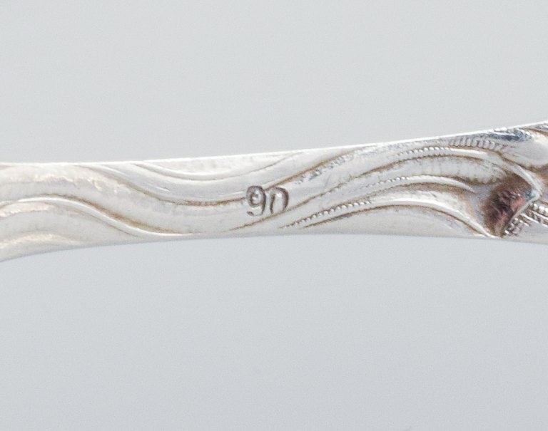 A collection of 6 pieces of various silver and new silver. Sandwich tong, spoons and more. - 9