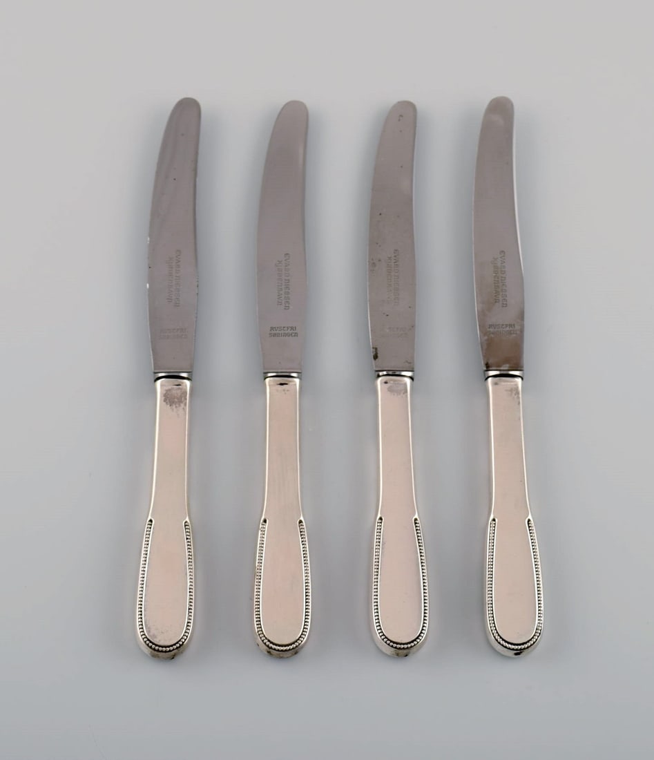 Four Evald Nielsen number 14 small lunch knives in hammered silver (830) and stainless steel. 1920s. (1 of 4)