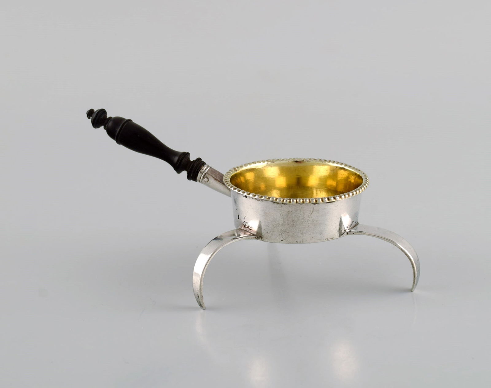 European silversmith. Antique silver tea strainer on tripod with shaft in turned ebony. Gilded - 2
