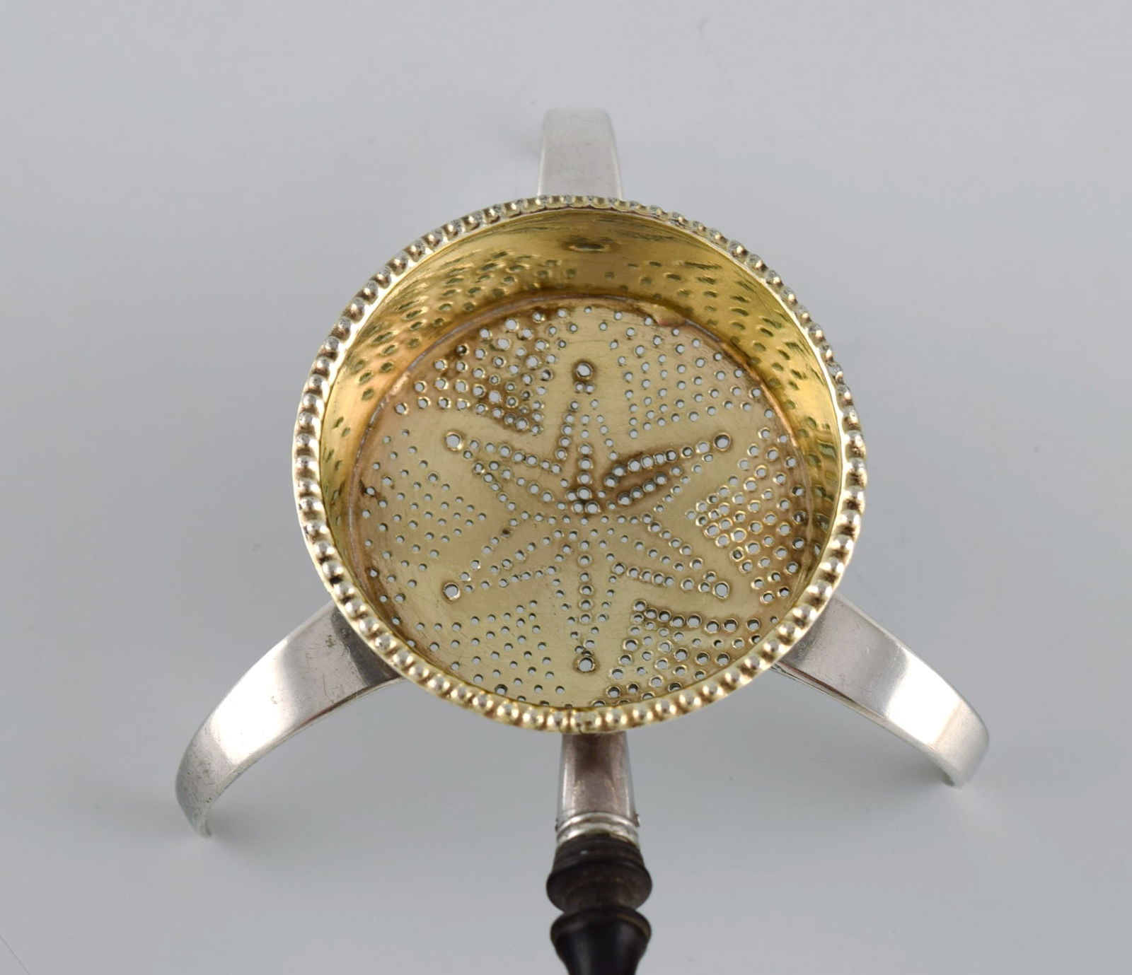 European silversmith. Antique silver tea strainer on tripod with shaft in turned ebony. Gilded - 3