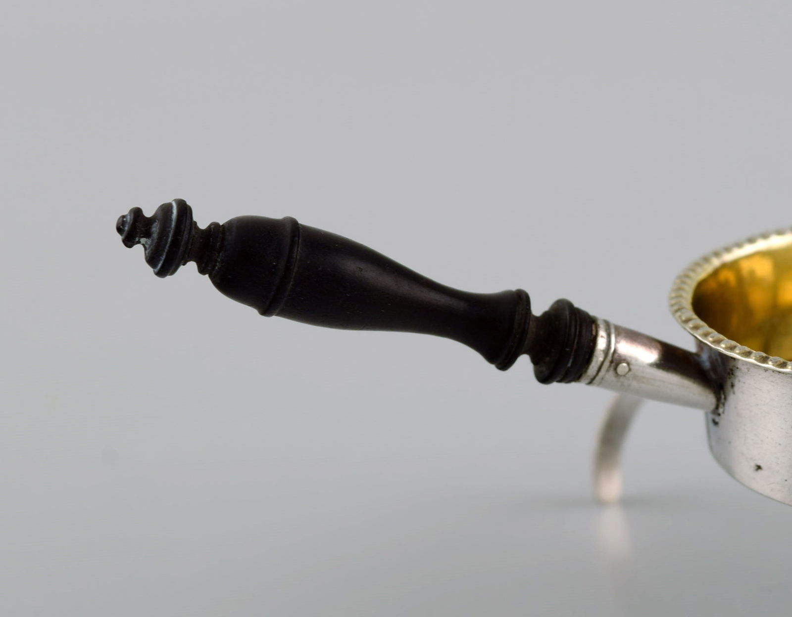 European silversmith. Antique silver tea strainer on tripod with shaft in turned ebony. Gilded - 4