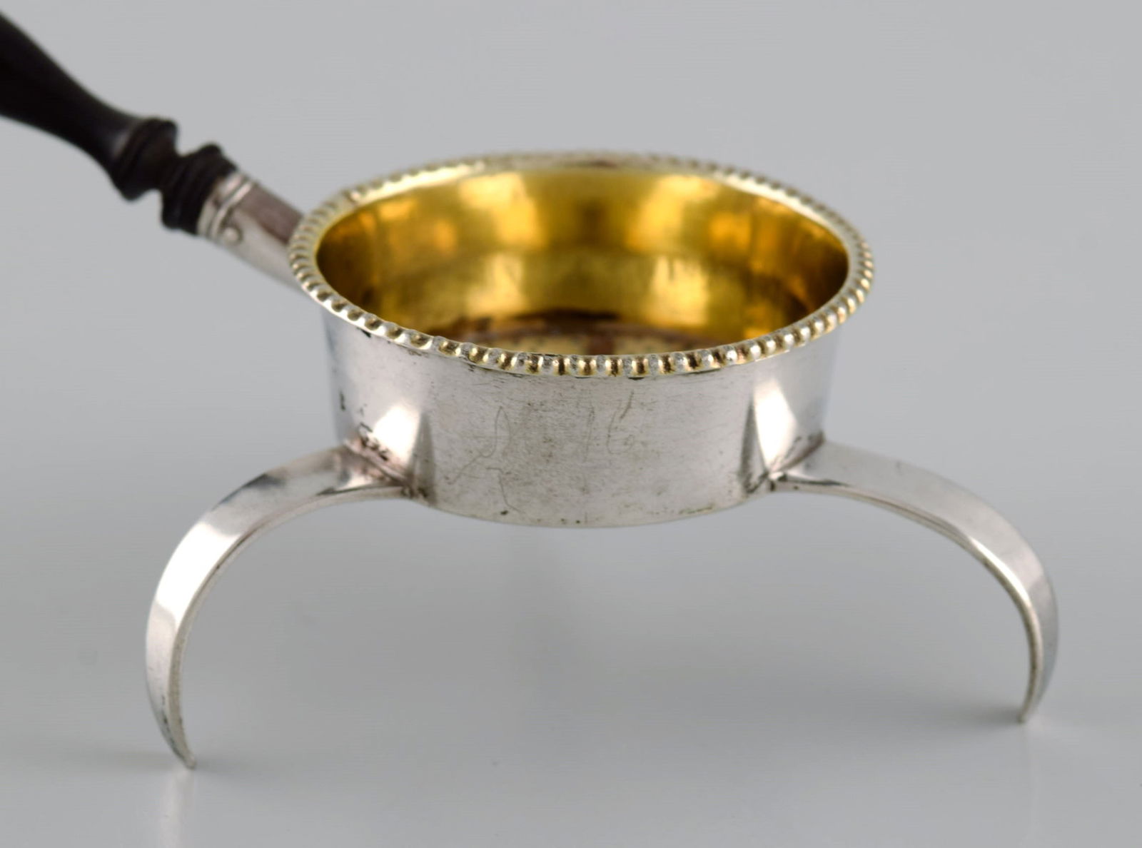 European silversmith. Antique silver tea strainer on tripod with shaft in turned ebony. Gilded - 5