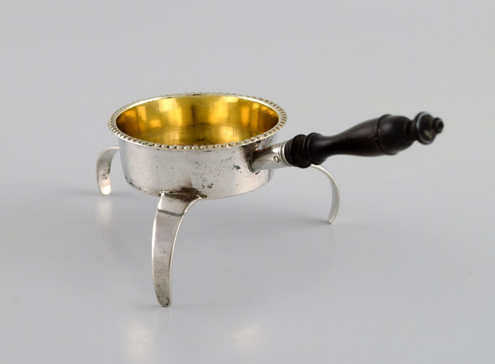 European silversmith. Antique silver tea strainer on tripod with shaft in turned ebony. Gilded - 6