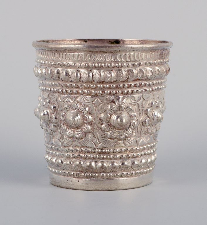 Chinese silversmith. Two small goblets richly decorated in relief with flowers and ornaments. - 4