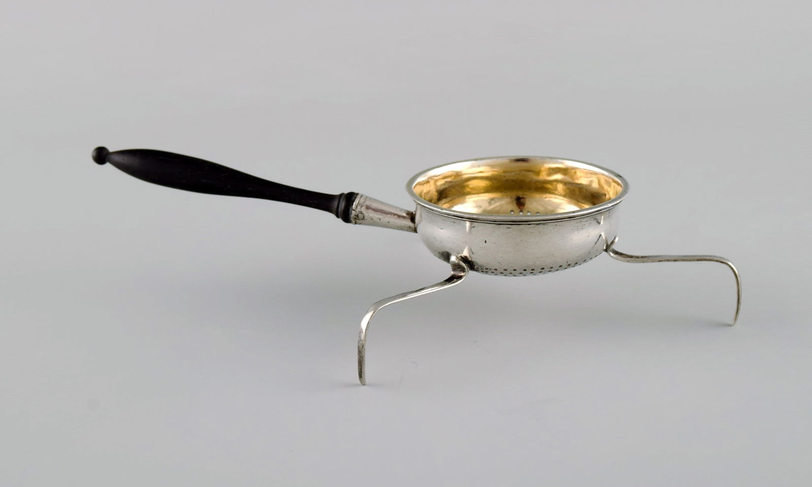 European silversmith. Antique silver tea strainer on tripod with shaft in turned ebony. Gilded - 2