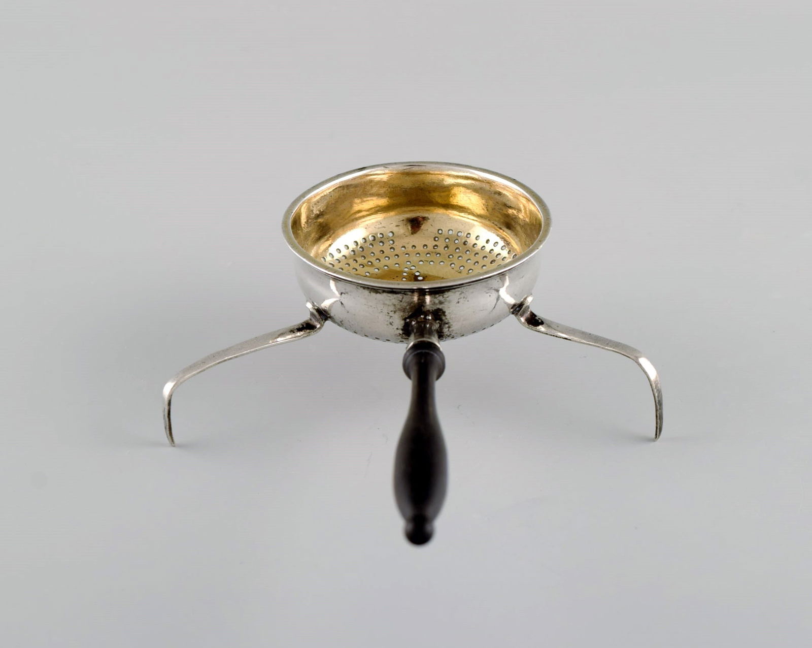 European silversmith. Antique silver tea strainer on tripod with shaft in turned ebony. Gilded - 5
