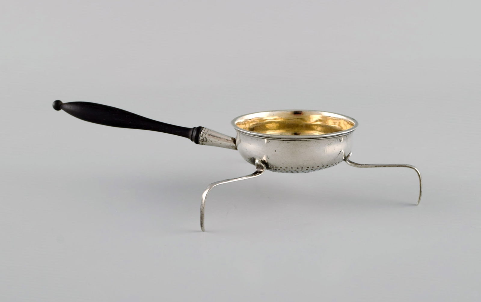 European silversmith. Antique silver tea strainer on tripod with shaft in turned ebony. Gilded - 6