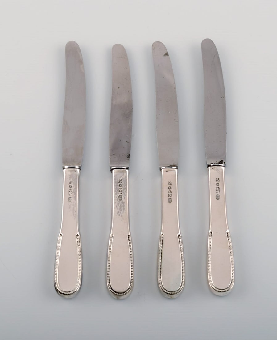 Four Evald Nielsen number 14 small lunch knives in hammered silver (830) and stainless steel. 1920s. (1 of 4)