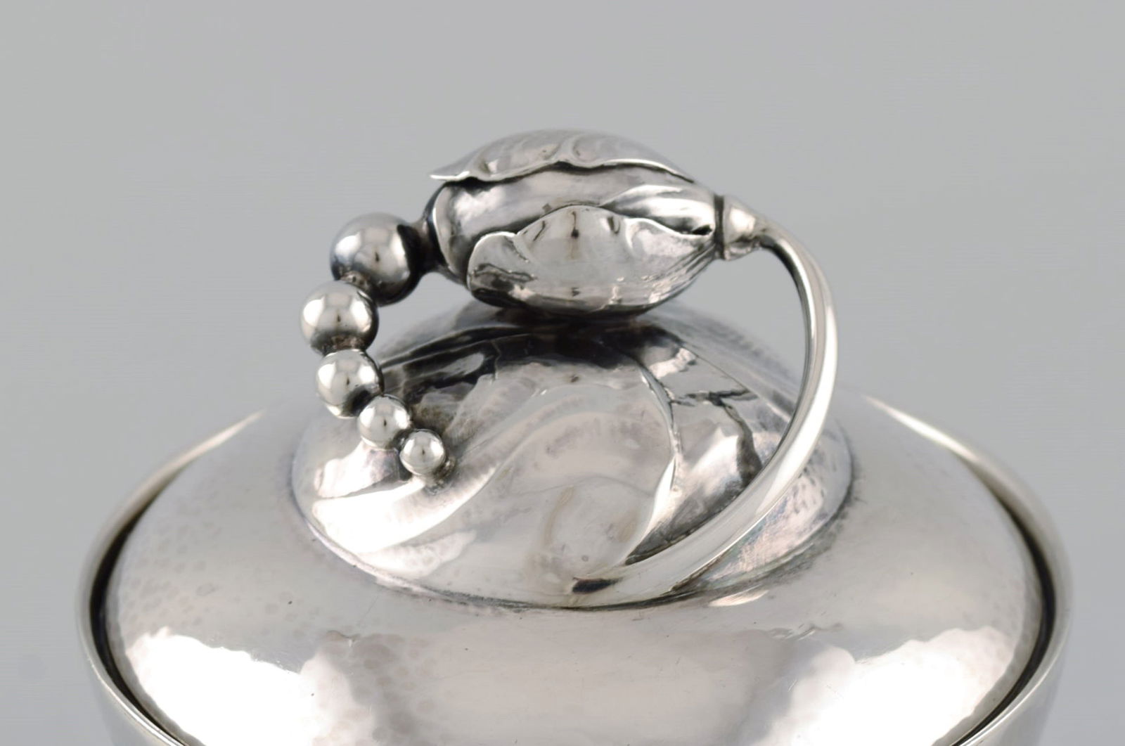 Georg Jensen Blossom sugar bowl in hammered sterling silver. Model 2D. Dated 1925-1932. - 3