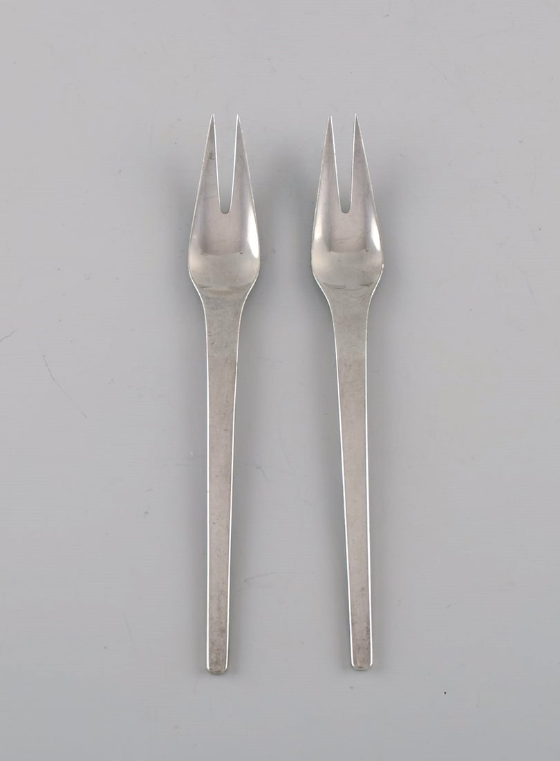 Two Georg Jensen Caravel cold meat forks in sterling silver. (1 of 4)
