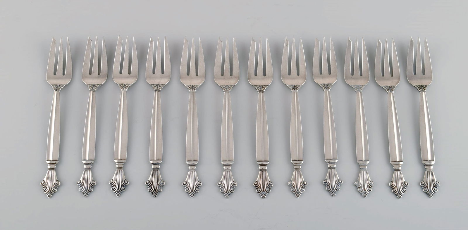 Twelve Georg Jensen Acanthus pastry forks in sterling silver. (1 of 5)