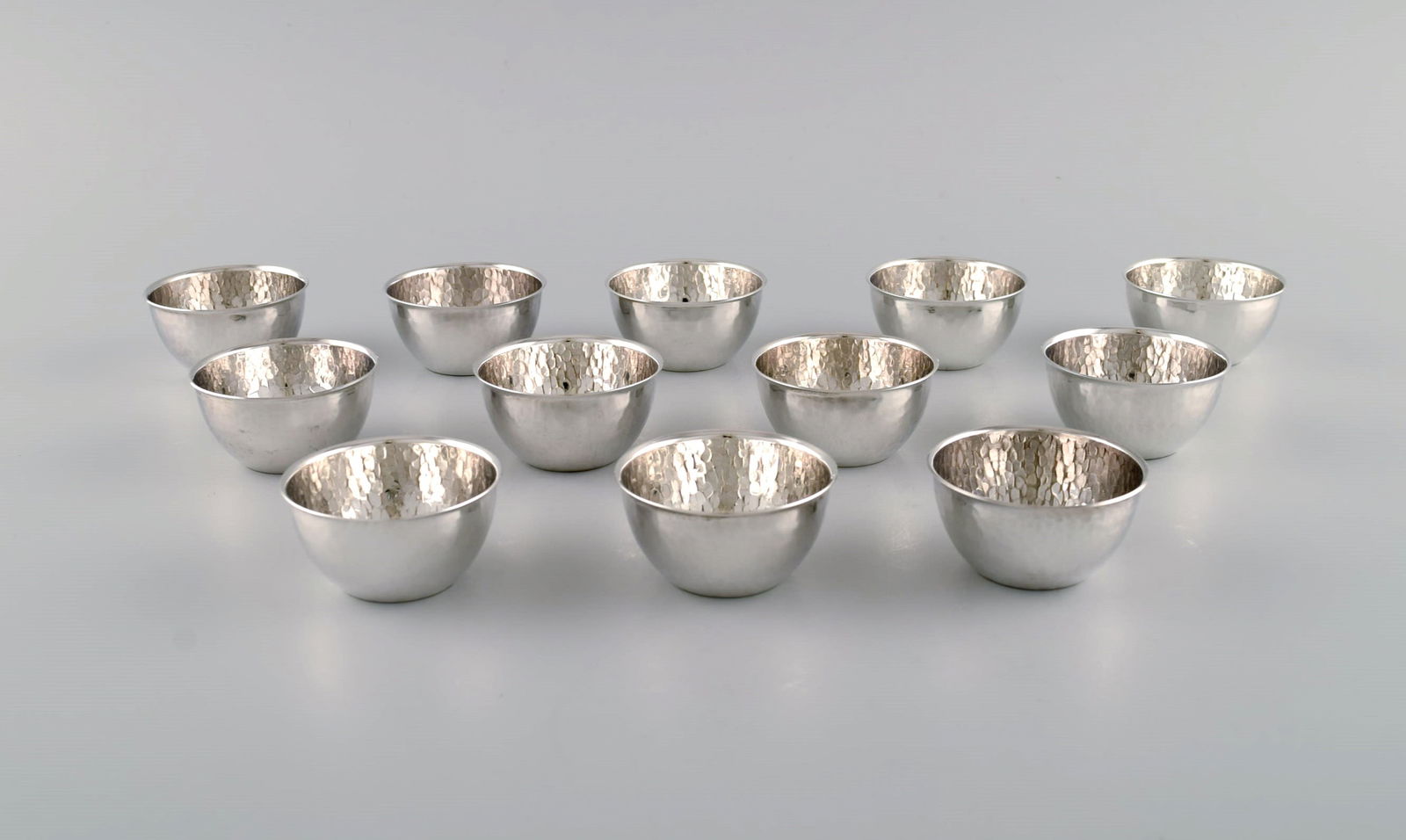 Elon Arenhill (1922-2018). Well-known Swedish silversmith. Twelve modernist cups in hammered (1 of 6)