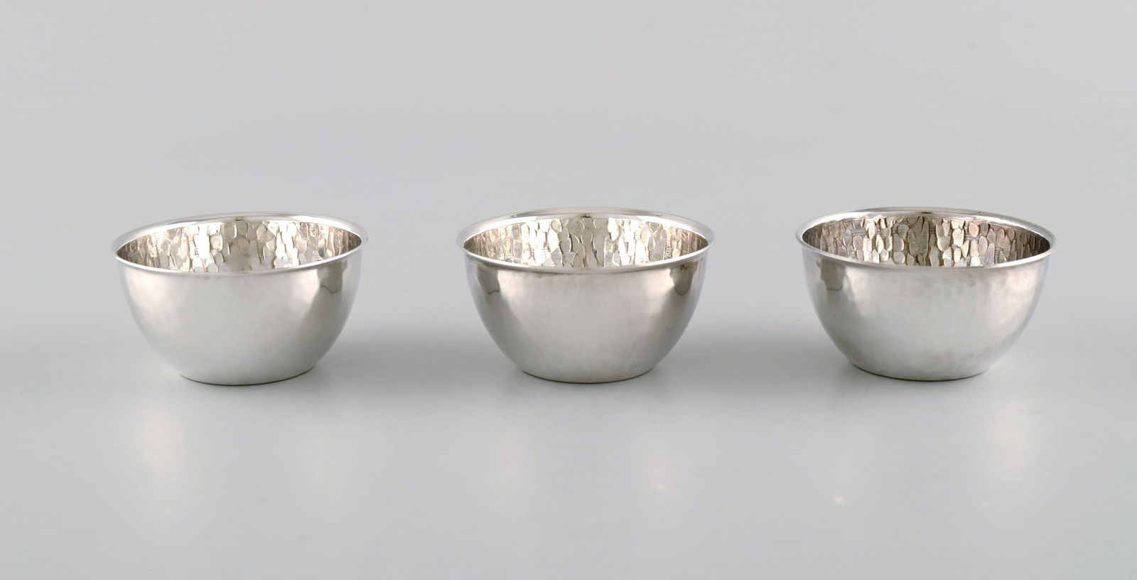 Elon Arenhill (1922-2018). Well-known Swedish silversmith. Twelve modernist cups in hammered - 2