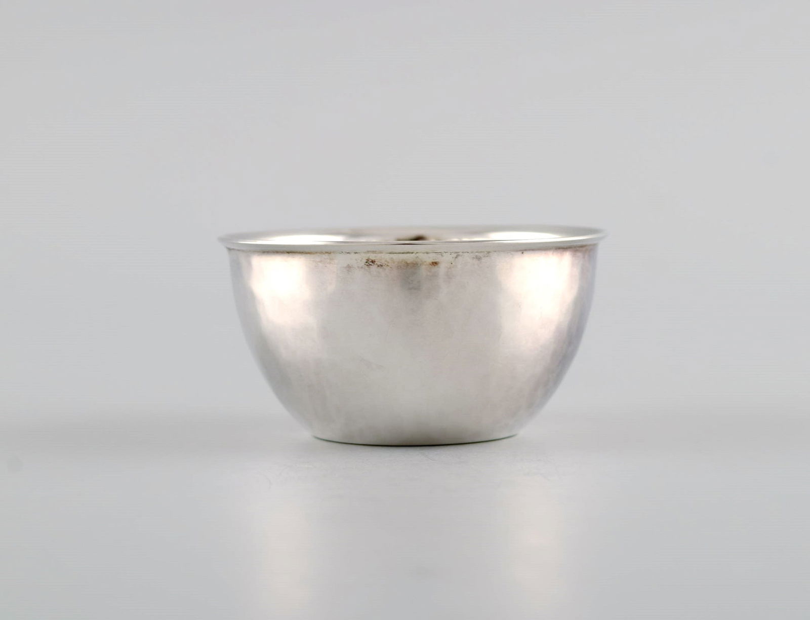 Elon Arenhill (1922-2018). Well-known Swedish silversmith. Twelve modernist cups in hammered - 3