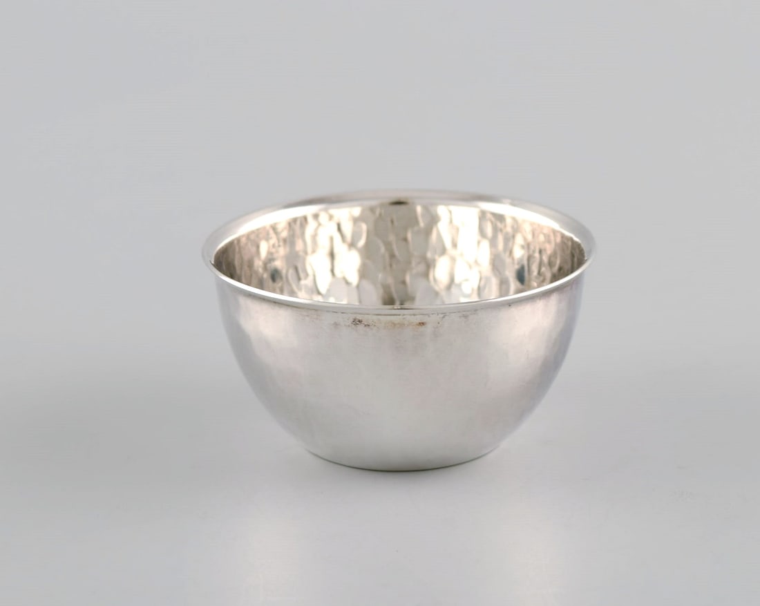 Elon Arenhill (1922-2018). Well-known Swedish silversmith. Twelve modernist cups in hammered - 4