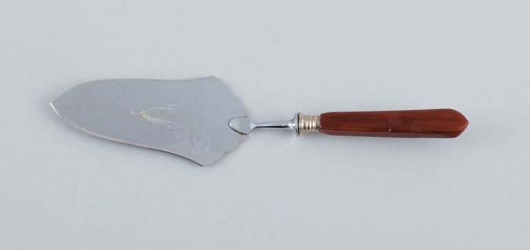 A collection of 9 pieces of various plated silver. Among other things, cake spatulas, food pushers, - 3