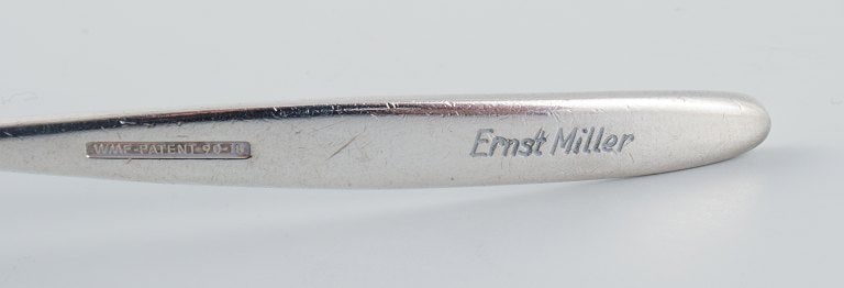 A collection of 9 pieces of various plated silver. Among other things, cake spatulas, food pushers, - 6