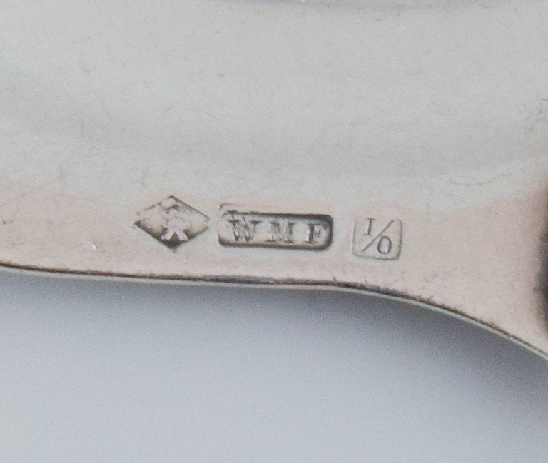 A collection of 9 pieces of various plated silver. Among other things, cake spatulas, food pushers, - 9