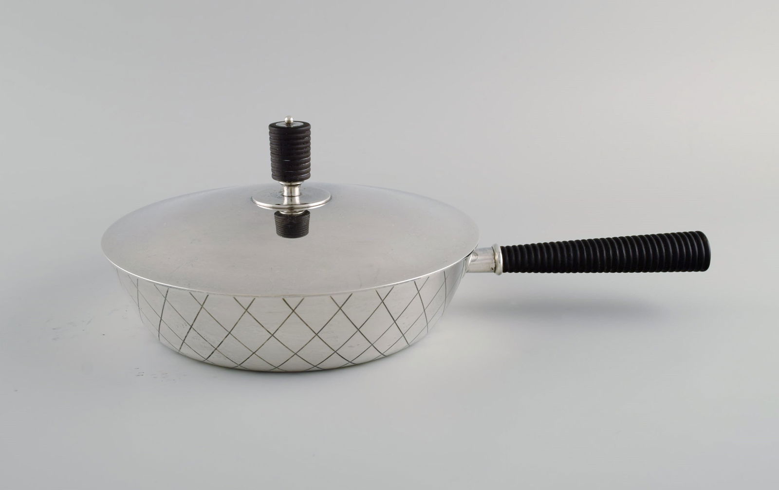 Sigvard Bernadotte for Georg Jensen. Rare casserole in sterling silver with handle and lid knob in - 4