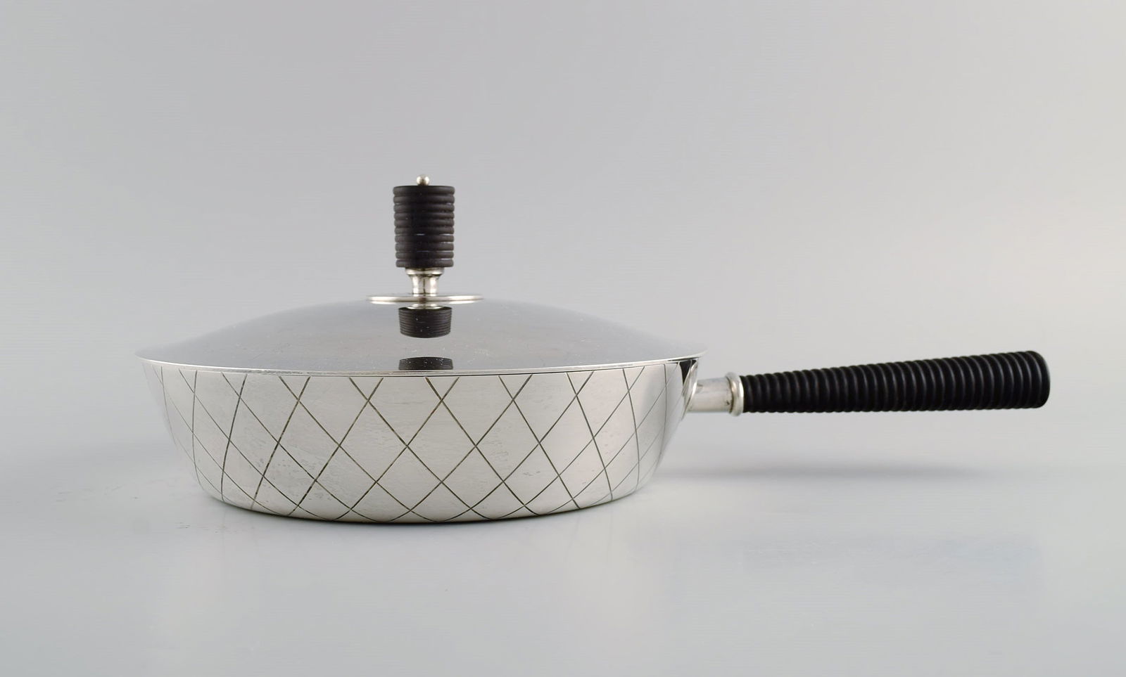 Sigvard Bernadotte for Georg Jensen. Rare casserole in sterling silver with handle and lid knob in - 5