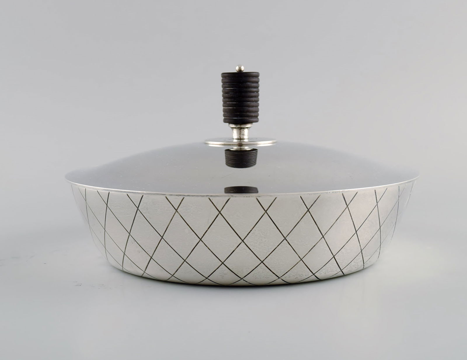 Sigvard Bernadotte for Georg Jensen. Rare casserole in sterling silver with handle and lid knob in - 6