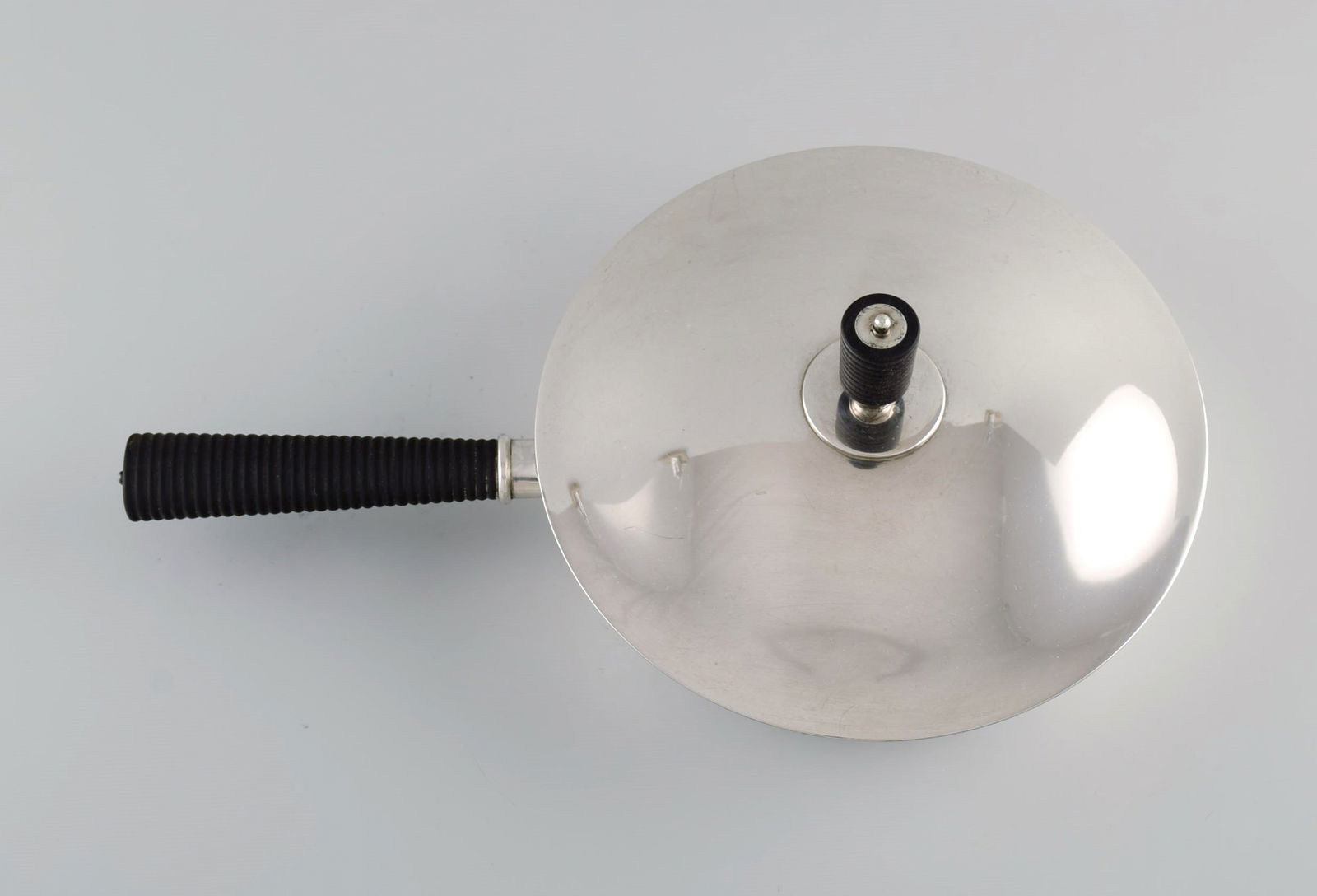 Sigvard Bernadotte for Georg Jensen. Rare casserole in sterling silver with handle and lid knob in - 7