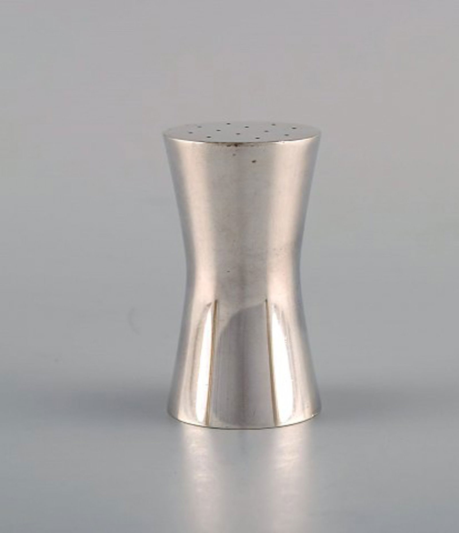 Modernist Hans Hansen for Georg Jensen salt shaker in sterling silver. 1960s. - 4