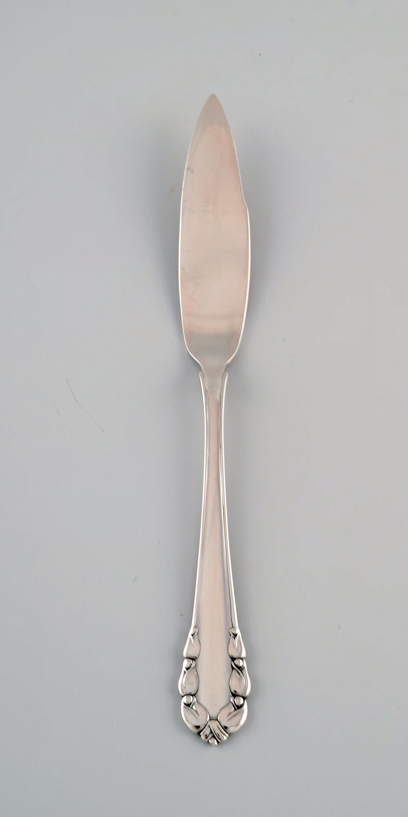 Early Georg Jensen Lily of the valley fish knife in solid silver (830). Dated 1915-1930. Six pieces (1 of 4)