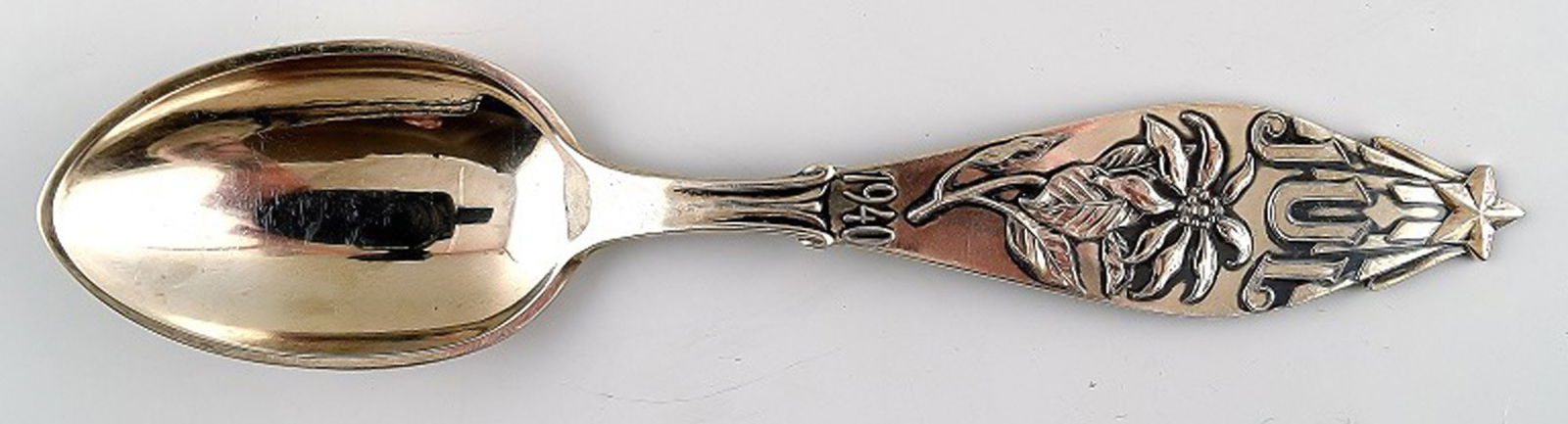 Christmas Spoon from 1940. Produced by Grann and Laglye, Copenhagen.: Title:Christmas Spoon from 1940. Produced by Grann and Laglye, Copenhagen.Description:Christmas Spoon from 1940. Produced by Grann and Laglye, Copenhagen. In fine condition. Measures: 18 cm. 