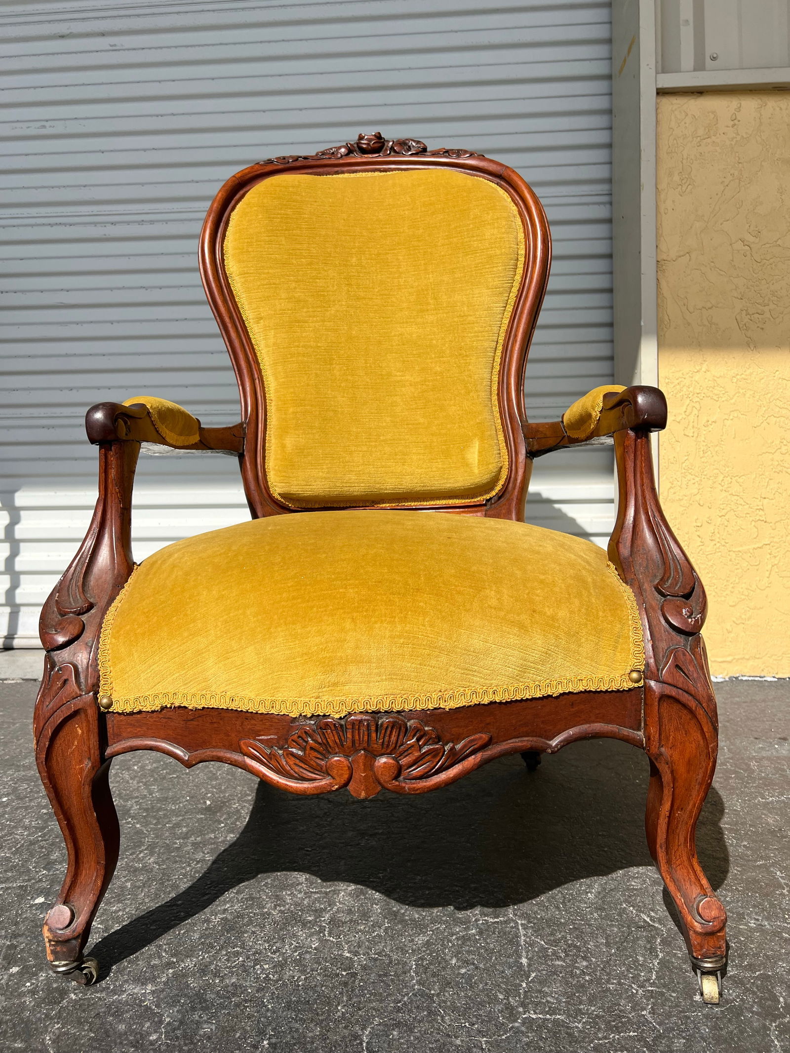 1940s Vintage Victorian Hand Carved Gold Velvet Chair - 3
