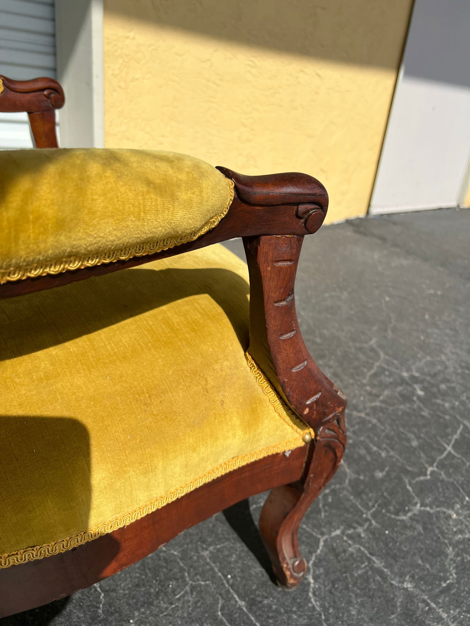 1940s Vintage Victorian Hand Carved Gold Velvet Chair - 7