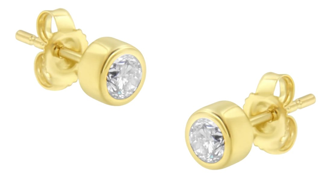 10K Yellow Gold 0.30 Cttw Round Brilliant-Cut Near Colorless Diamond Bezel-Set Stud Earrings (H-I Co: Shine like a diamond by wearing these elegant stud earrings. Fashioned in a contemporary bezel frame, these earrings are stunningly crafted from 10 Karat gold, with near-colorless natural diamonds