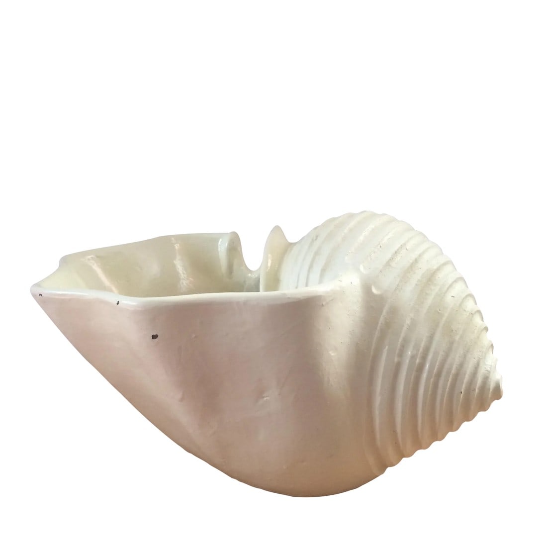 1980s White Shell Planter: This beautiful white shell planter will make a perfect addition to your home or garden. Condition: Alterations: Original Condition Unaltered Imperfections: Some Imperfections Condition Notes: Excellen