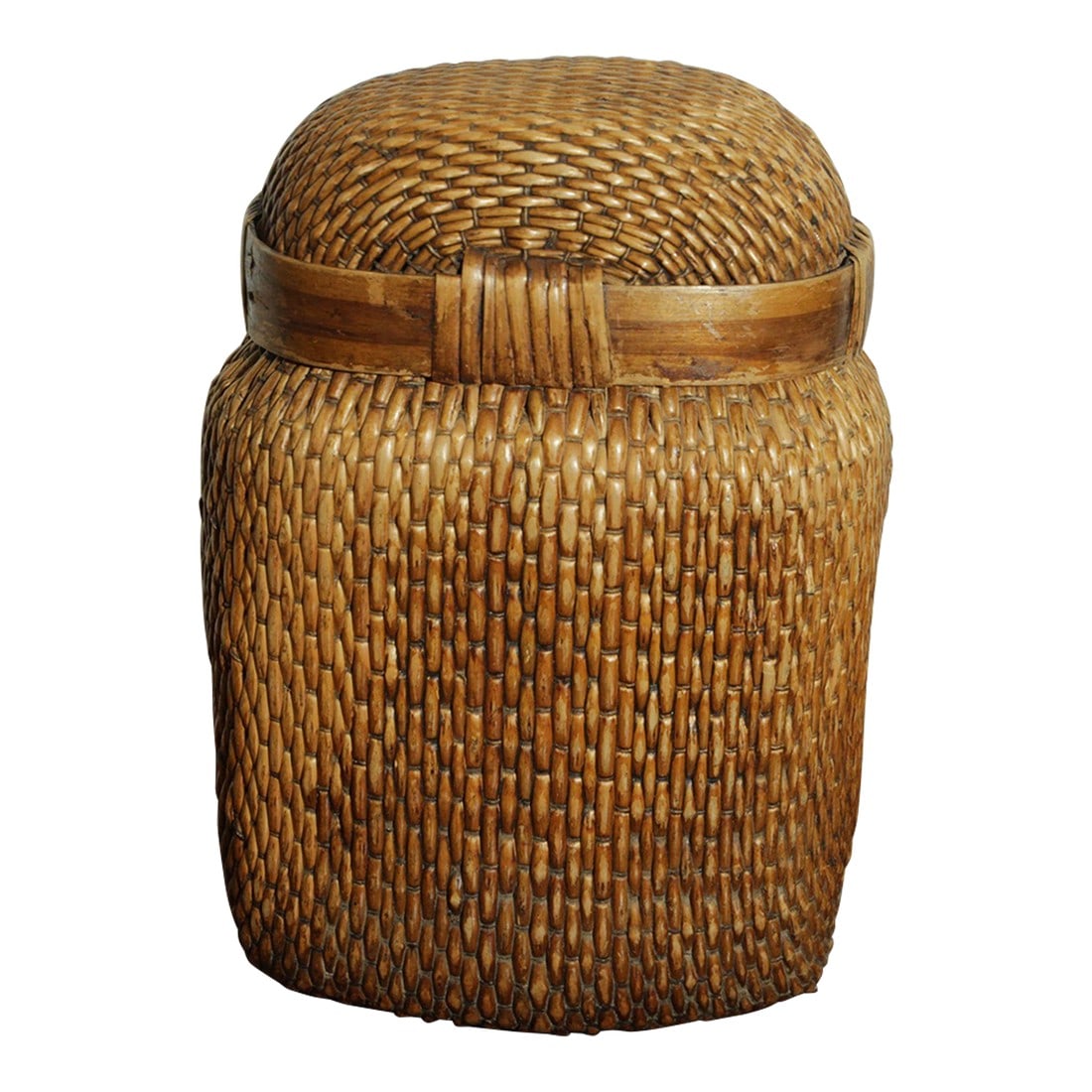 Vintage Chinese Willow Woven Fisherman Basket Asian Storage Container: Vintage Chinese Willow Woven Fish or Grain Basket. Vintage Chinese fisherman basket hand woven from natural willow wood with removable lid. This woven reed fisherman's basket was used in rural China