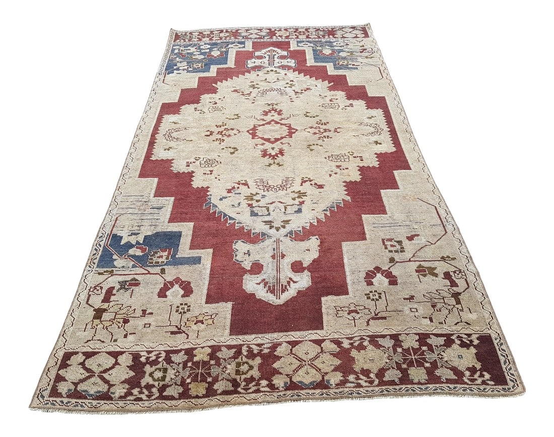 Vintage Central Anatolian 'Taspinar' Wool Turkish Area Rug 4'7" X 8'11": Vintage Central Anatolian 'Taspinar' Wool Turkish Area Rug with Red and Tan Color 55'' x 107'' / 140x272cm Hand woven with high quality pure wool Excellent condition From Turkey Works well with all