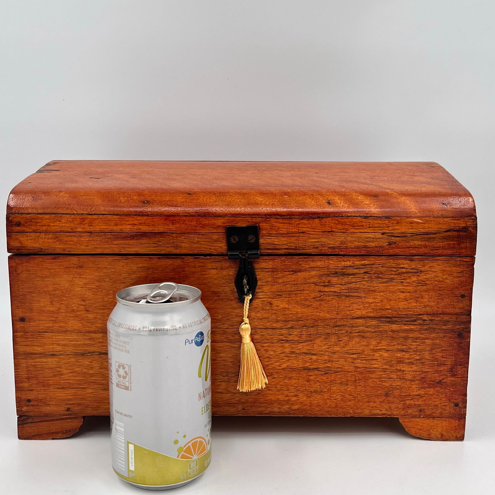 Early 20th Century Tiger Maple Rustic Footed Box With Domed Lid and Gold Tassel - 2