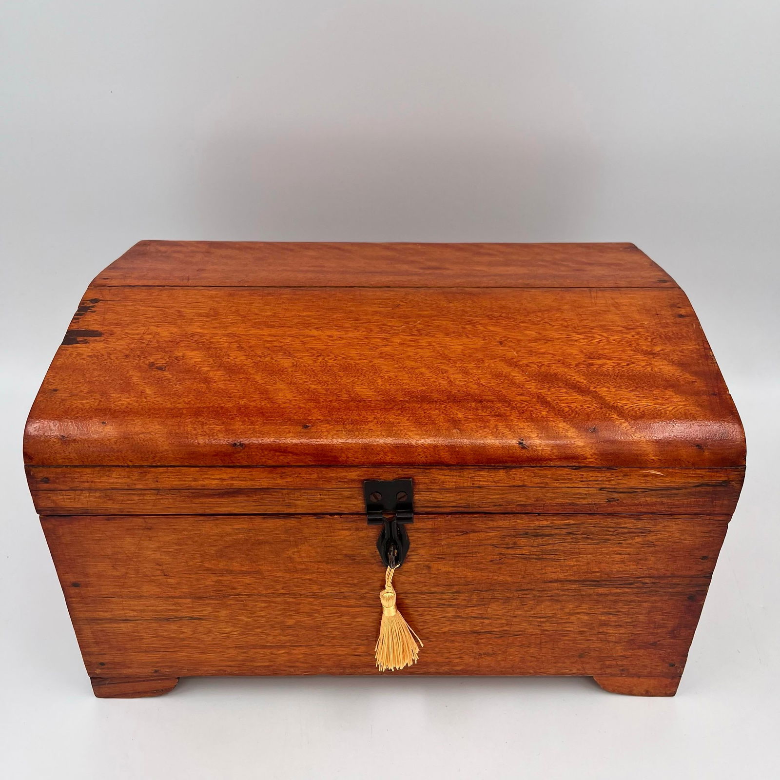 Early 20th Century Tiger Maple Rustic Footed Box With Domed Lid and Gold Tassel - 3
