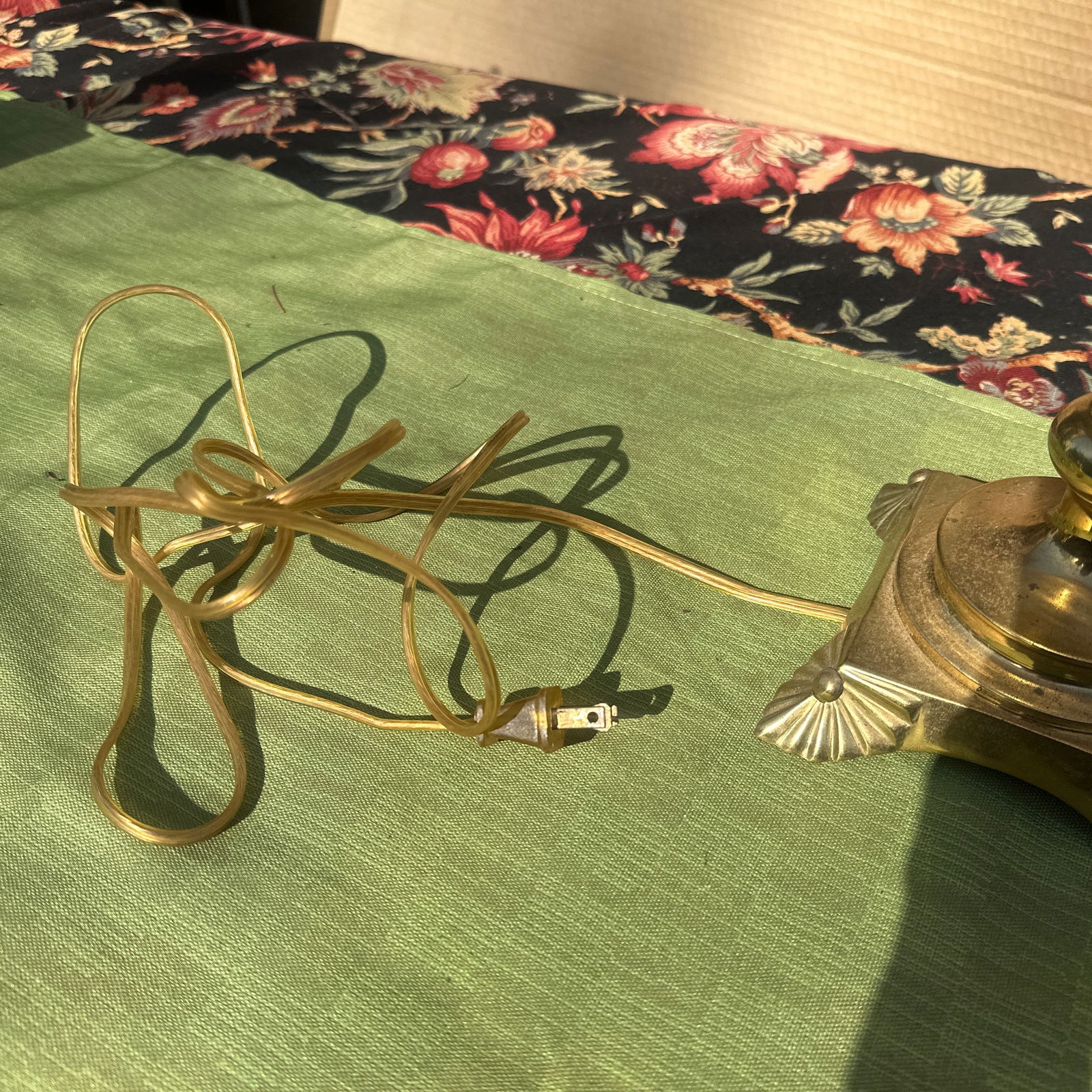 1970s Brass Shell and Pearl Detailed Table Lamp - 2