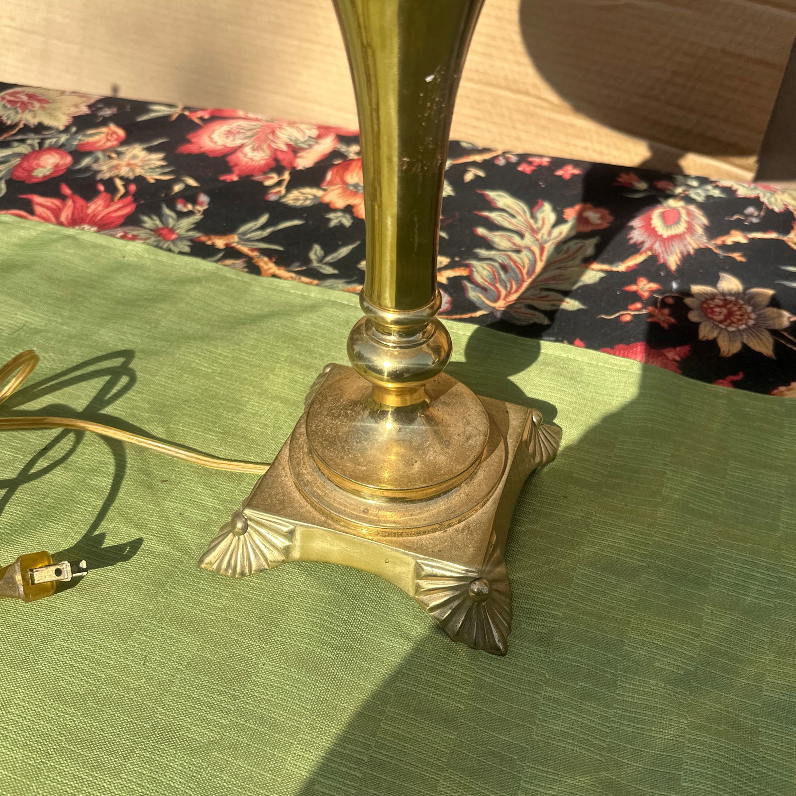 1970s Brass Shell and Pearl Detailed Table Lamp - 3