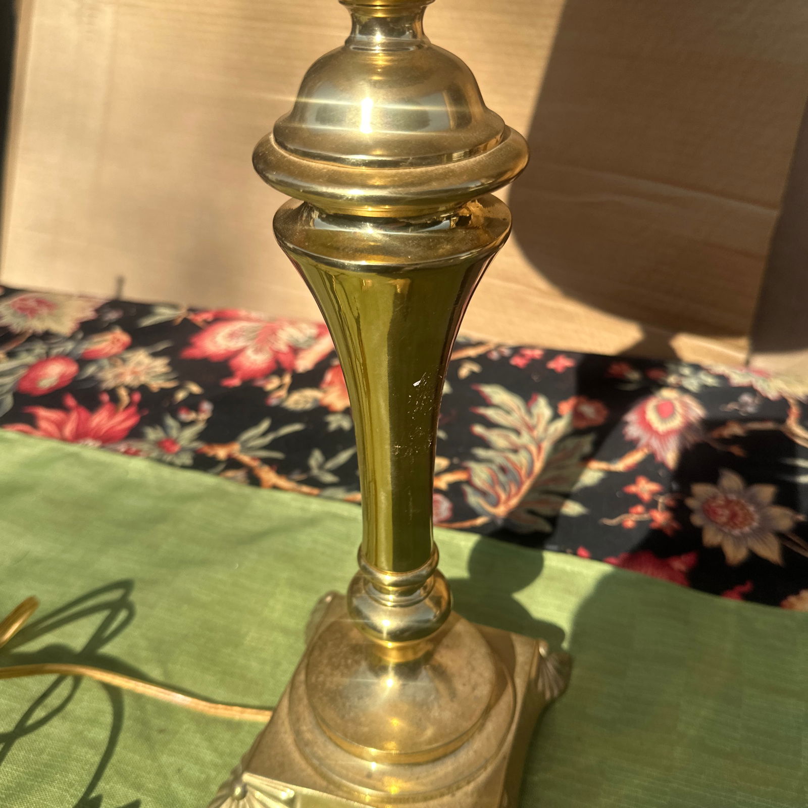 1970s Brass Shell and Pearl Detailed Table Lamp - 4