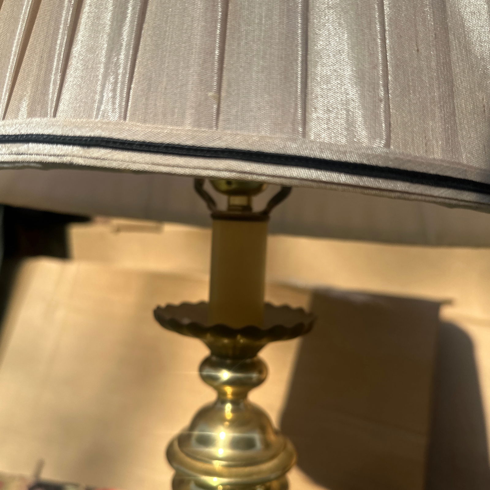 1970s Brass Shell and Pearl Detailed Table Lamp - 6