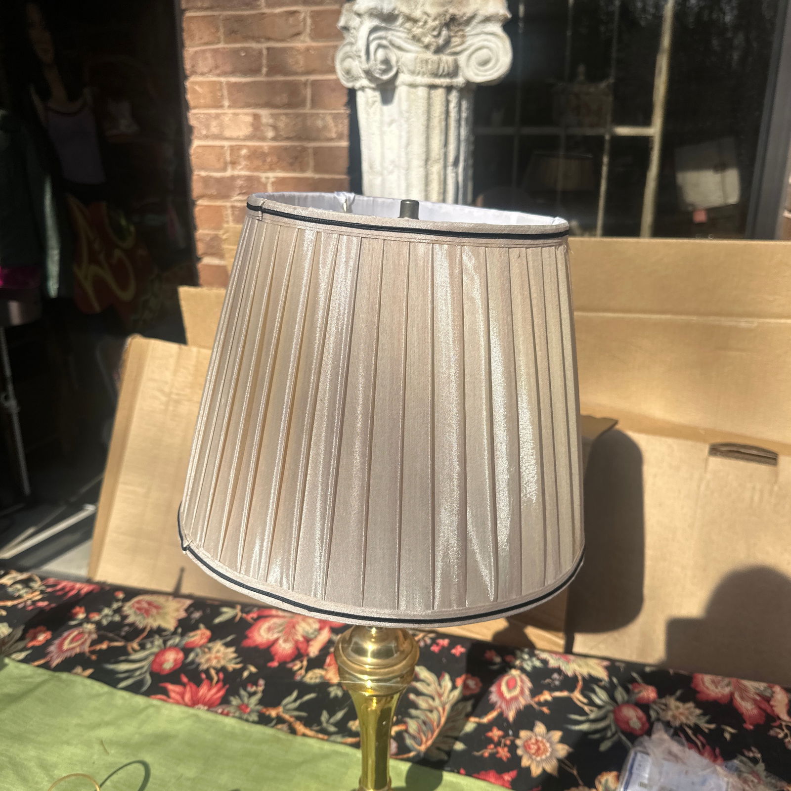 1970s Brass Shell and Pearl Detailed Table Lamp - 7