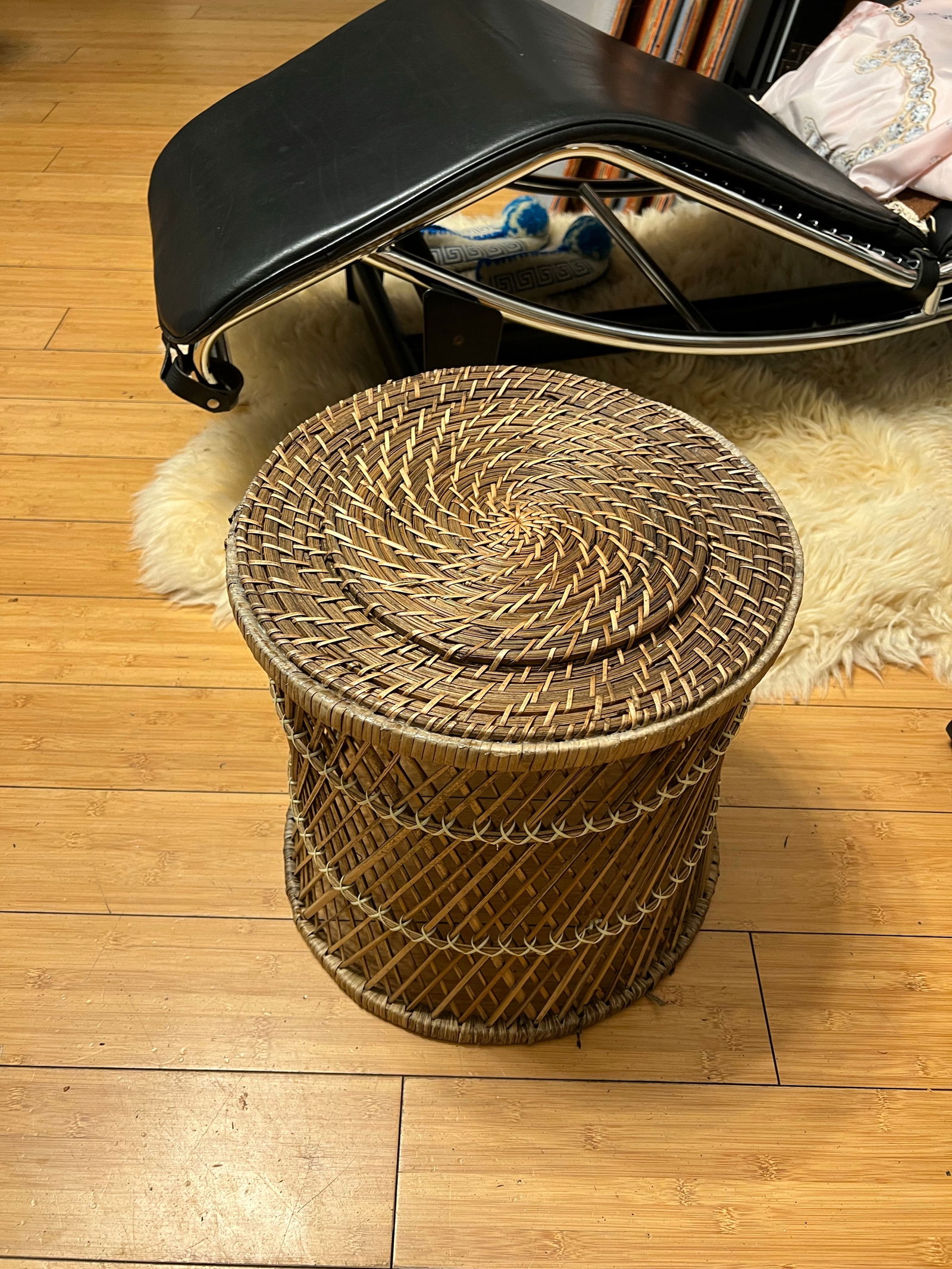 1970s Small Wicker Round Ottoman - 2