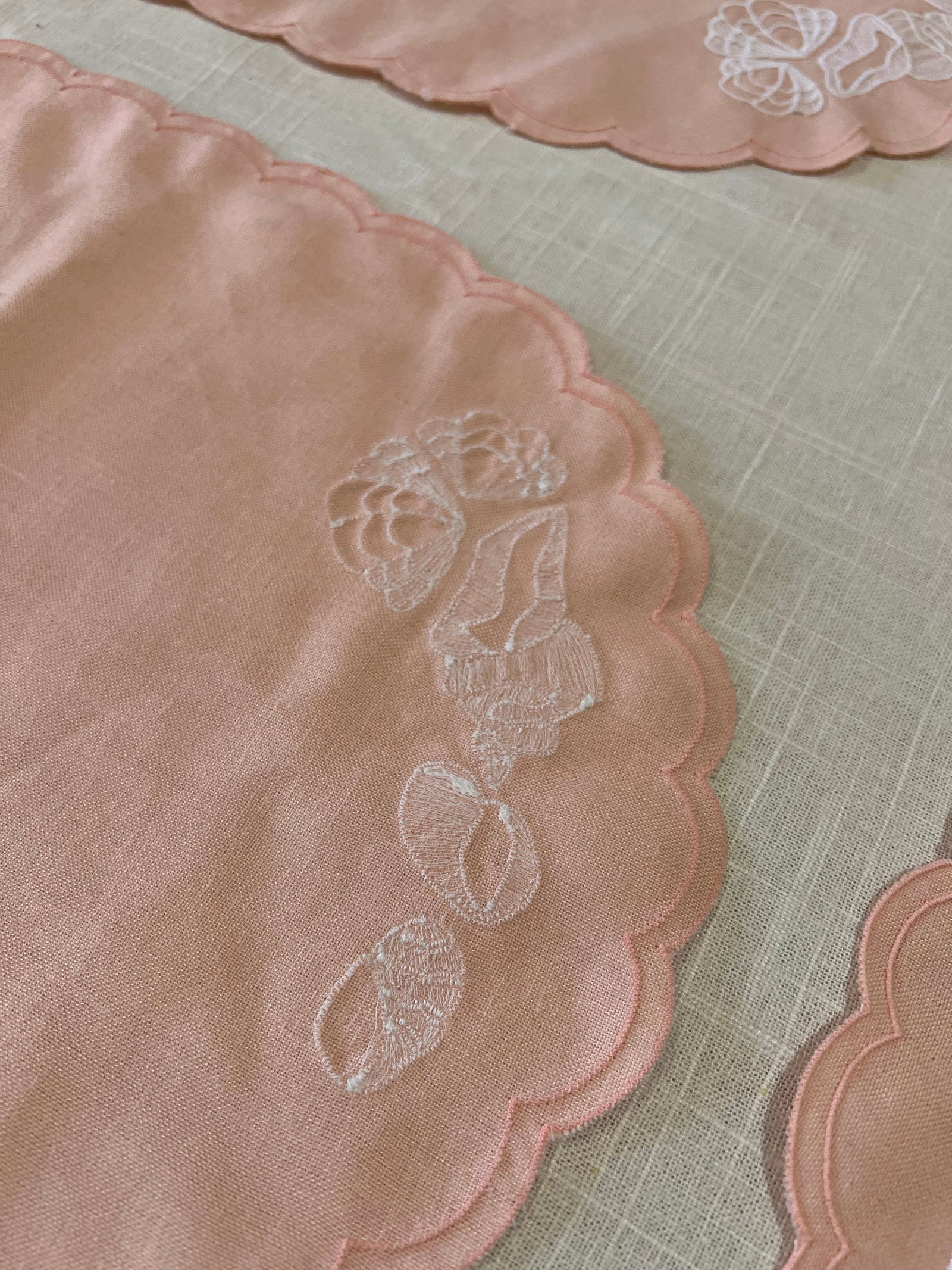 1970s Linen Peach Placemats- Set of 4 - 2
