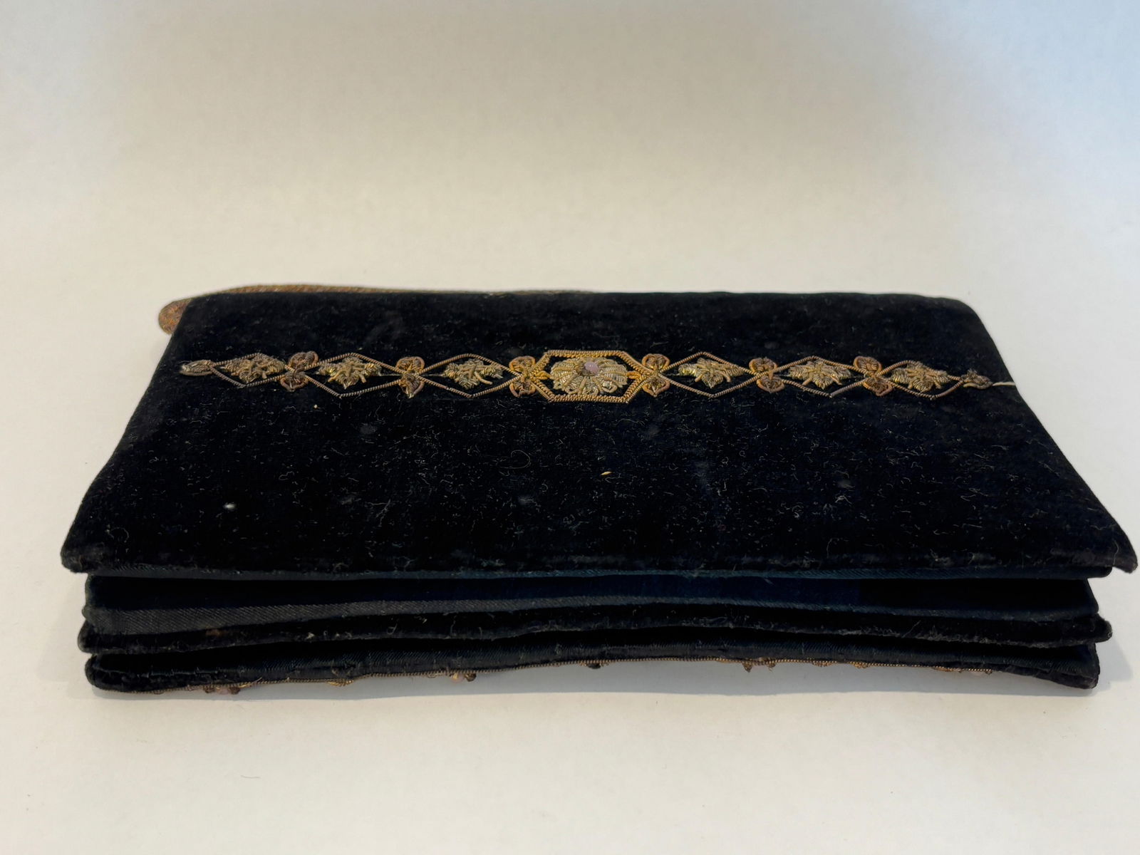 Black Velvet and Silk Embroidered 1960s Zardozi Zari Gemstone Clutch India - 6