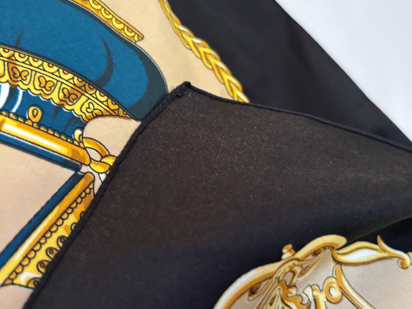 Vintage Italian Scarf Shawl with Luxury Writing Instruments Italy - 6