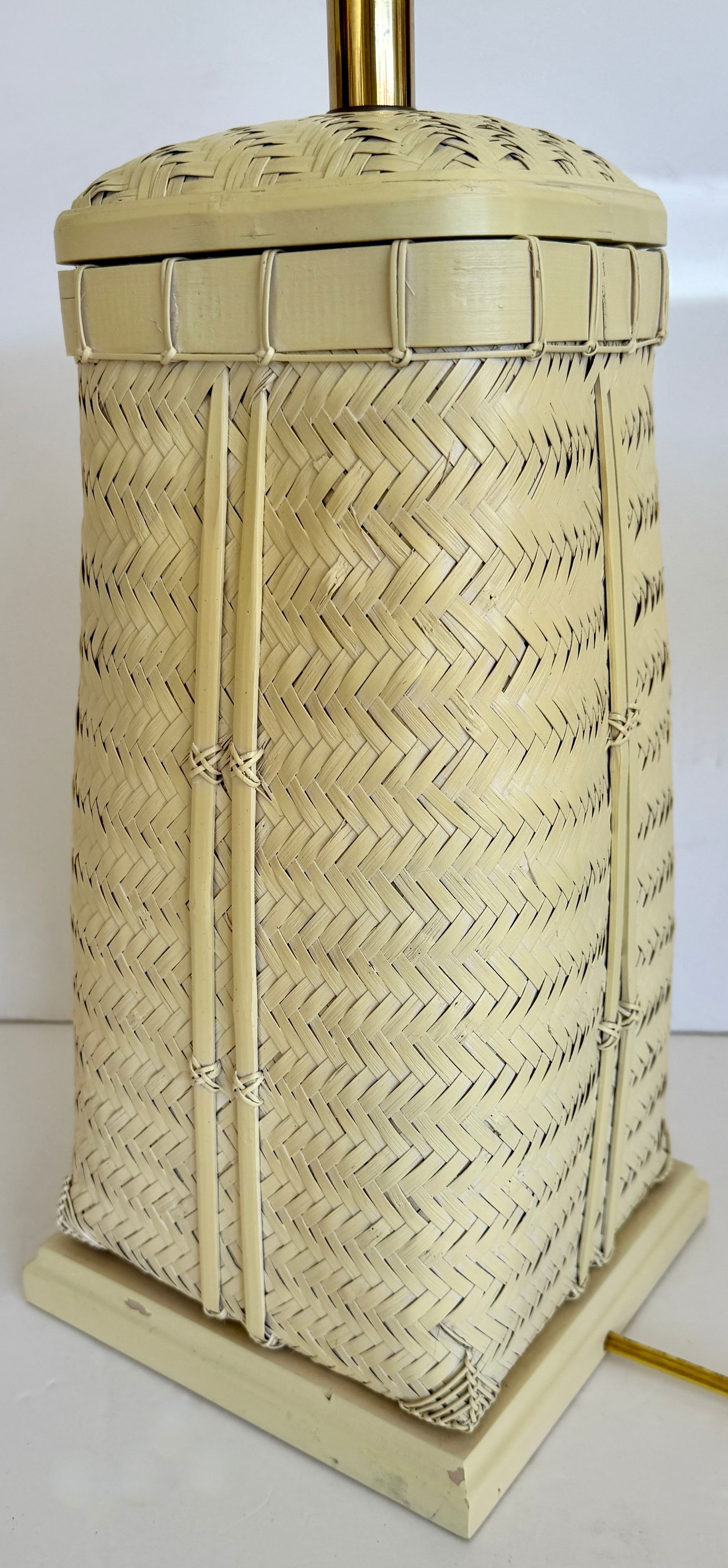 1960's Tall Wicker Basket Asian Table Lamp - 5