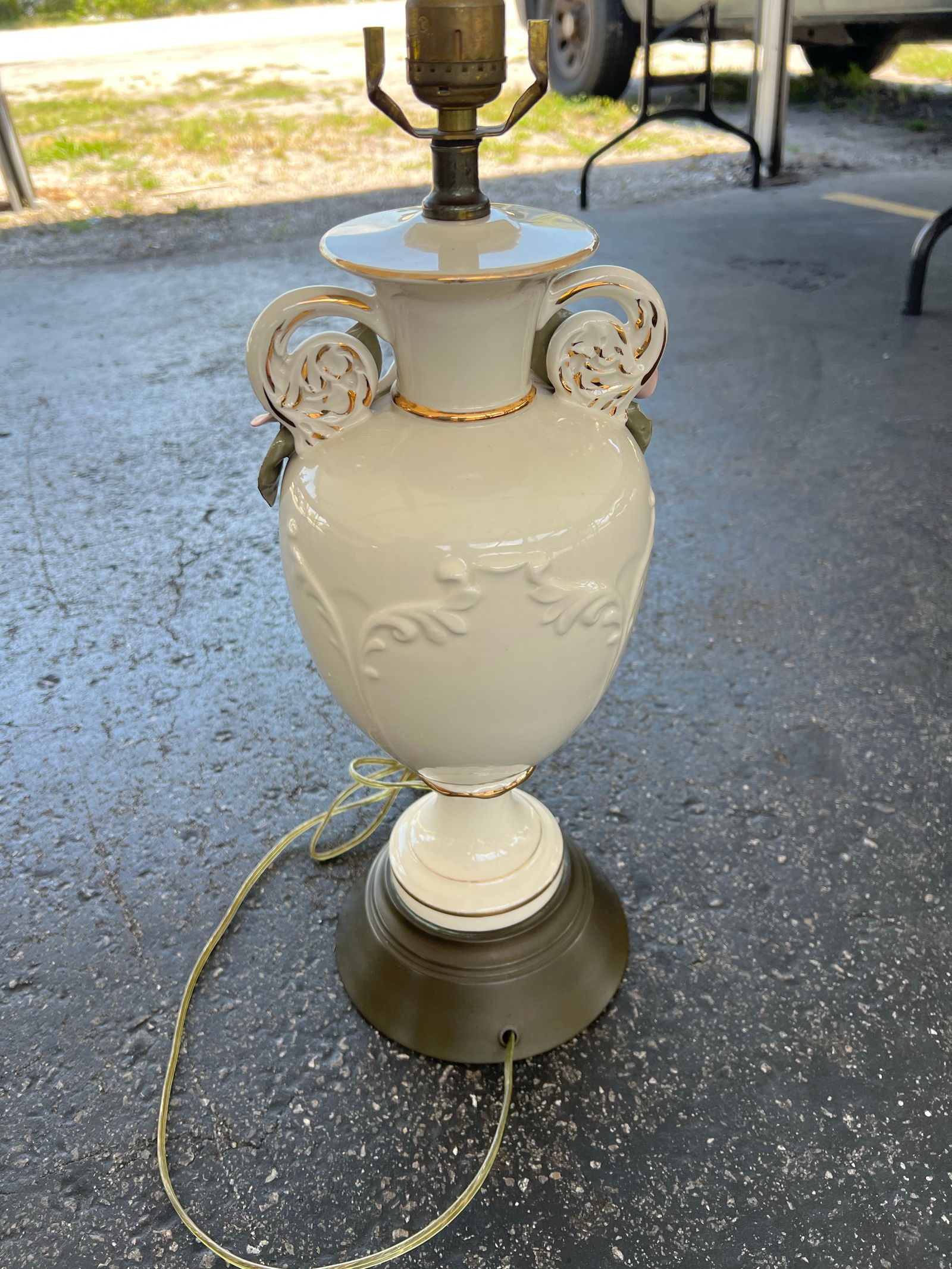 Vintage Mid Century Capodimonte Style Floral Lamp - 9